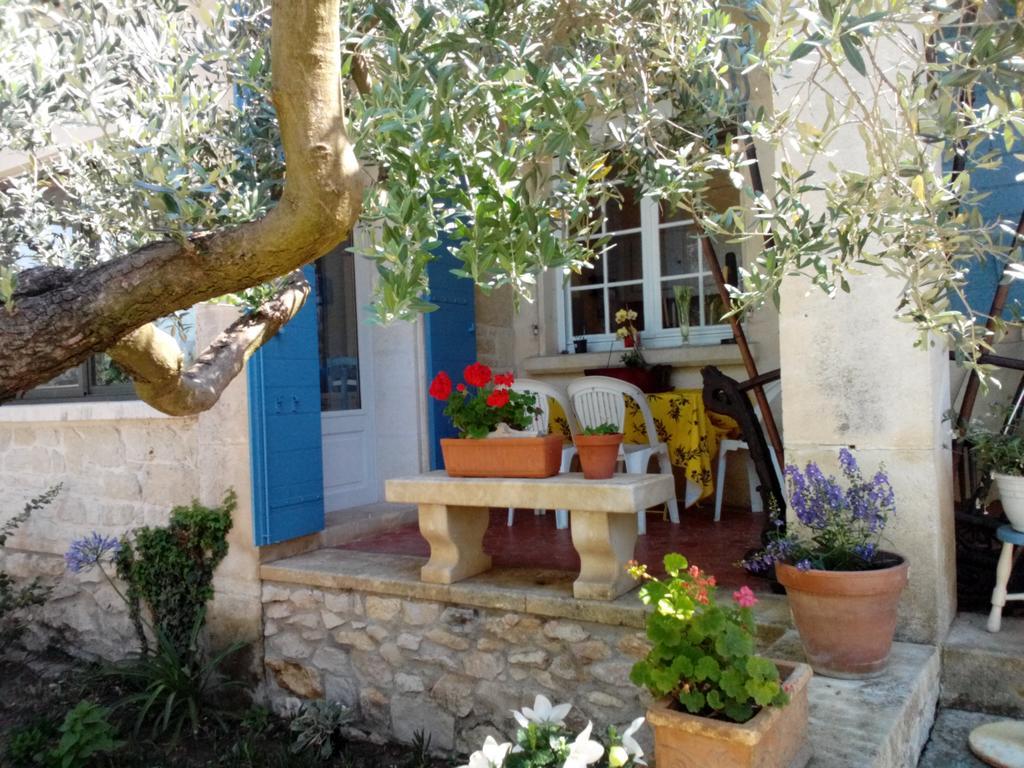 Mas Des Collines Bed and Breakfast Fontvieille Exteriör bild